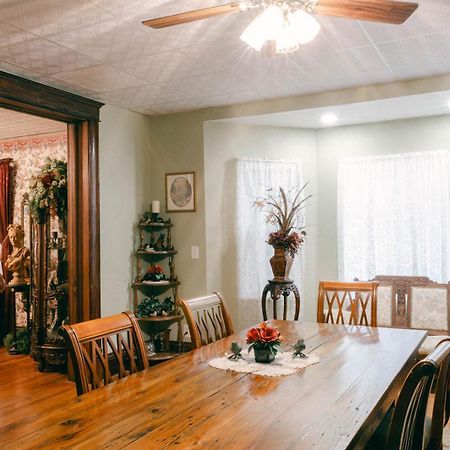 Bed and Breakfast The Wolf Manor Ellinwood Екстер'єр фото