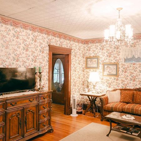 Bed and Breakfast The Wolf Manor Ellinwood Екстер'єр фото
