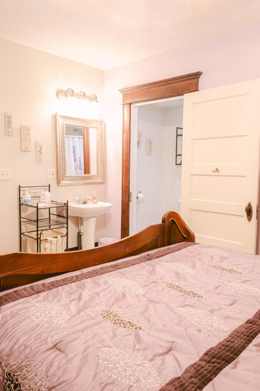 Bed and Breakfast The Wolf Manor Ellinwood Екстер'єр фото