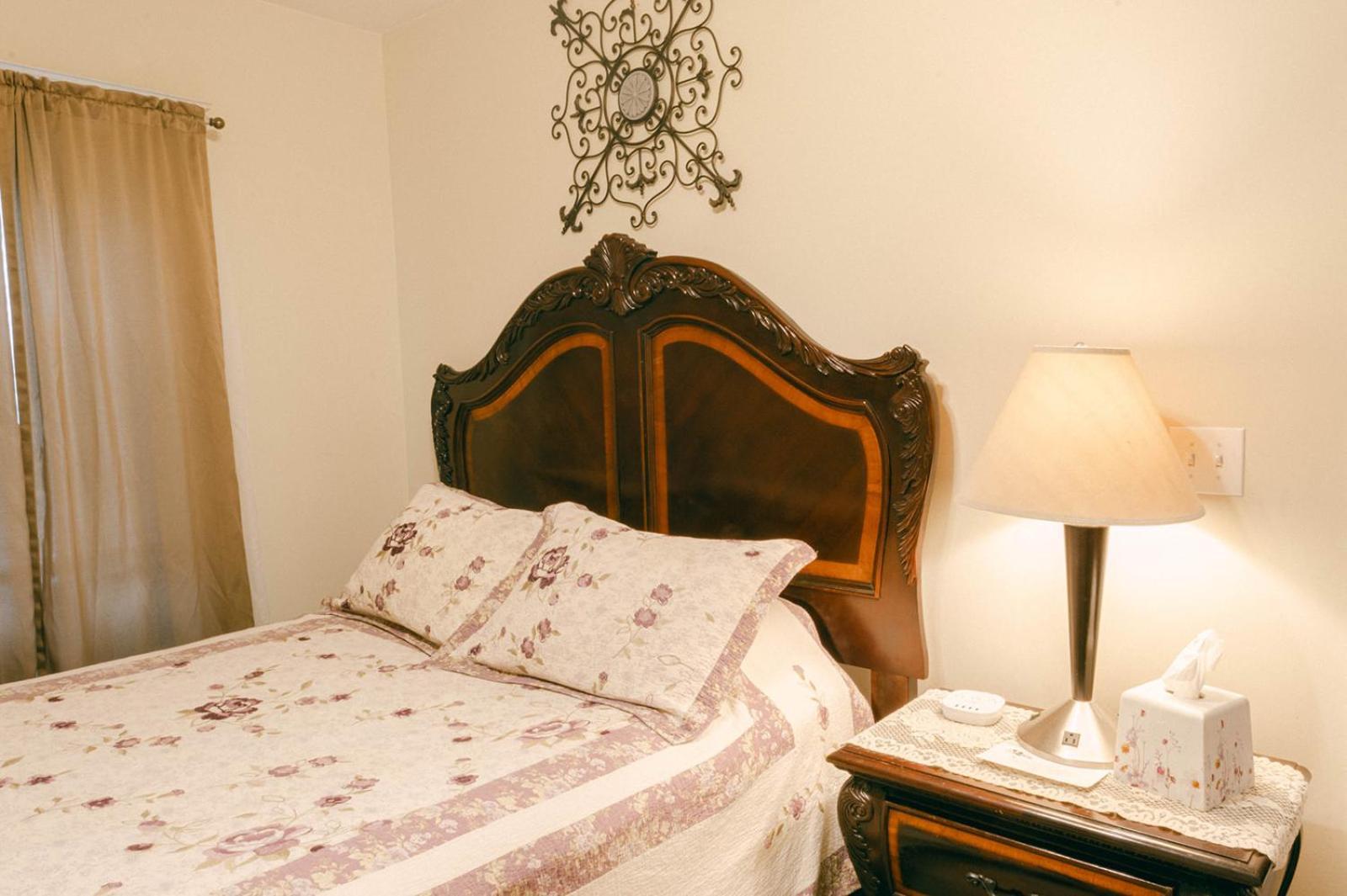 Bed and Breakfast The Wolf Manor Ellinwood Екстер'єр фото