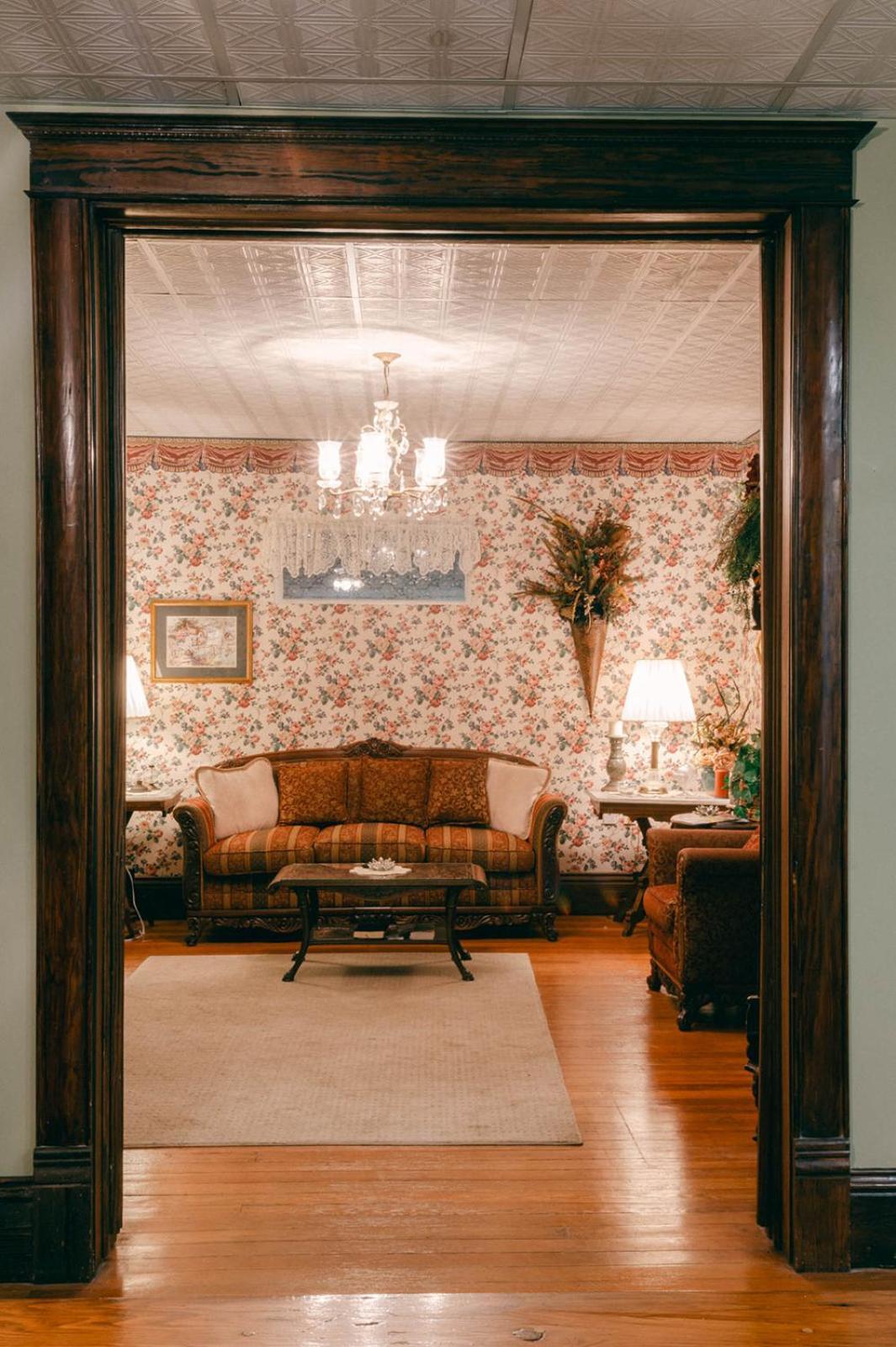 Bed and Breakfast The Wolf Manor Ellinwood Екстер'єр фото