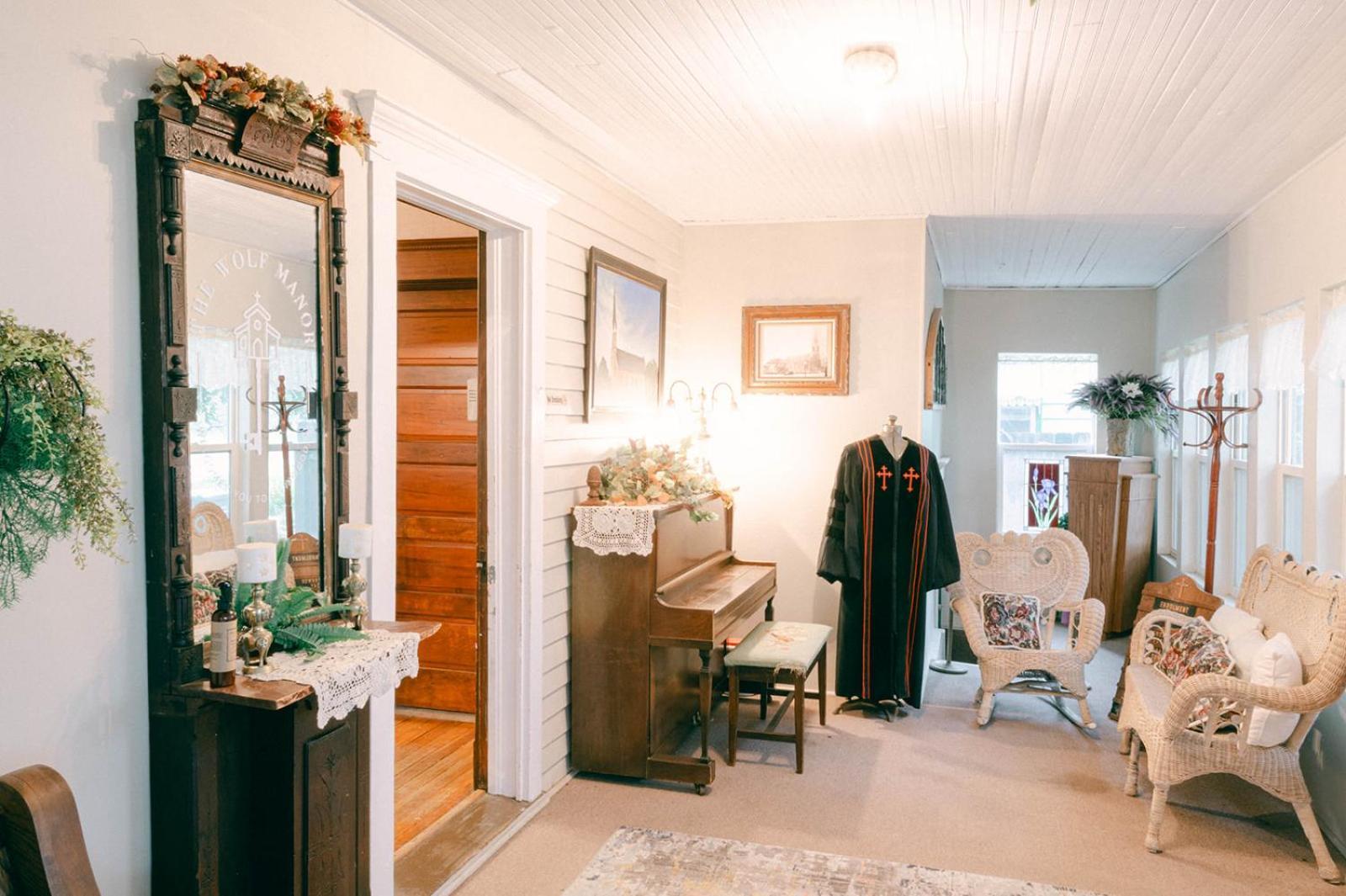 Bed and Breakfast The Wolf Manor Ellinwood Екстер'єр фото
