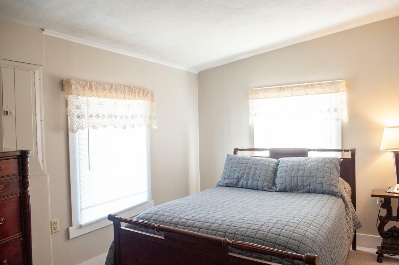 Bed and Breakfast The Wolf Manor Ellinwood Екстер'єр фото